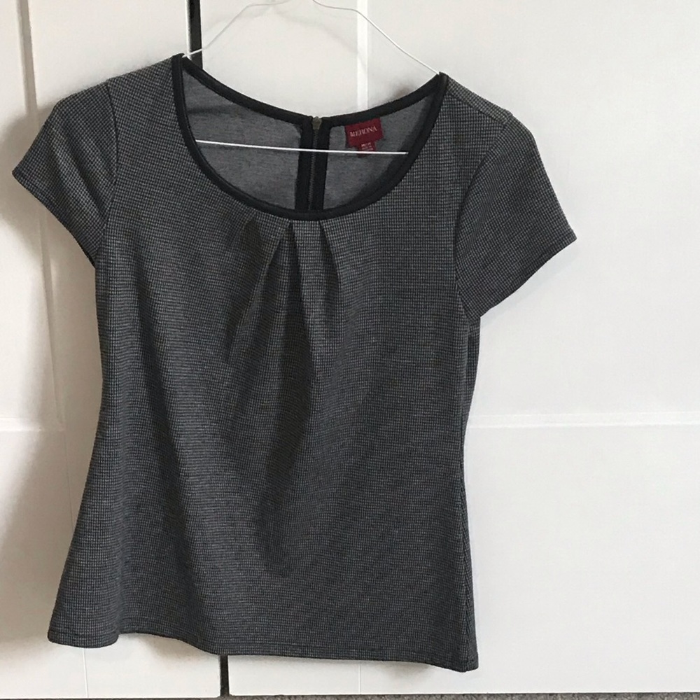 Women’s short sleeve houndstooth top.